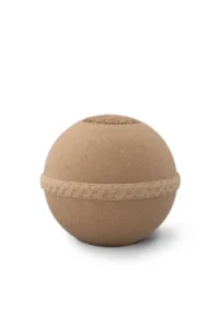 Kugelförmige Urne aus sandfarbenem Material mit umlaufendem Zierband